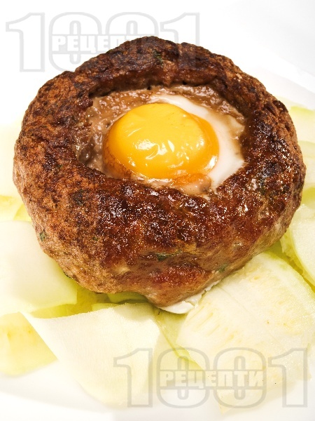 Печено гнездо от свинска кайма с яйце и гъби - снимка на рецептата